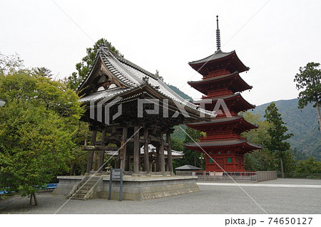 鎌倉時代に日蓮聖人によって開かれたお寺で日蓮宗の総本山です。（身延山久遠寺 74650127