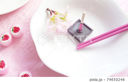 早咲きの桜と桜のお香と和菓子 早咲きの桜と桜のお香と和菓子 74650246