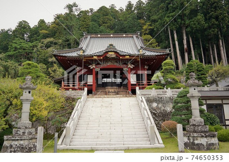 鎌倉時代に日蓮聖人によって開かれたお寺で日蓮宗の総本山です。（身延山久遠寺 74650353