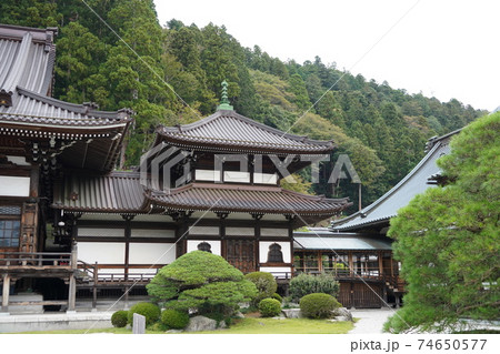 鎌倉時代に日蓮聖人によって開かれたお寺で日蓮宗の総本山です。(身延山久遠寺) 鎌倉時代に日蓮聖人によって開かれたお寺で日蓮宗の総本山です。(身延山久遠寺) 74650577