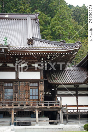 鎌倉時代に日蓮聖人によって開かれたお寺で日蓮宗の総本山です。(身延山久遠寺) 鎌倉時代に日蓮聖人によって開かれたお寺で日蓮宗の総本山です。(身延山久遠寺) 74650578