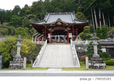 鎌倉時代に日蓮聖人によって開かれたお寺で日蓮宗の総本山です。(身延山久遠寺) 鎌倉時代に日蓮聖人によって開かれたお寺で日蓮宗の総本山です。(身延山久遠寺) 74650585