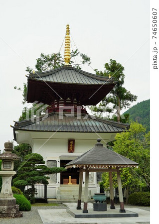 鎌倉時代に日蓮聖人によって開かれたお寺で日蓮宗の総本山です。(身延山久遠寺) 鎌倉時代に日蓮聖人によって開かれたお寺で日蓮宗の総本山です。(身延山久遠寺) 74650607