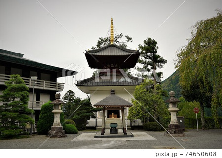 鎌倉時代に日蓮聖人によって開かれたお寺で日蓮宗の総本山です。(身延山久遠寺) 鎌倉時代に日蓮聖人によって開かれたお寺で日蓮宗の総本山です。(身延山久遠寺) 74650608