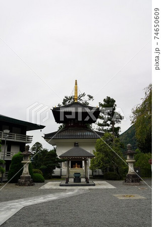 鎌倉時代に日蓮聖人によって開かれたお寺で日蓮宗の総本山です。（身延山久遠寺) 74650609
