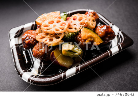 弁当 惣菜 肉団子 野菜 甘酢和え 日本 横 弁当 惣菜 肉団子 野菜 甘酢和え 日本 横 74650642