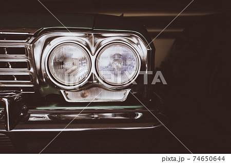クラシックカー アメ車 ヘッドライト 横の写真素材
