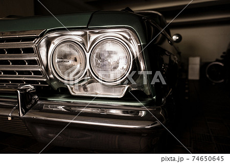クラシックカー アメ車 ヘッドライト 横の写真素材