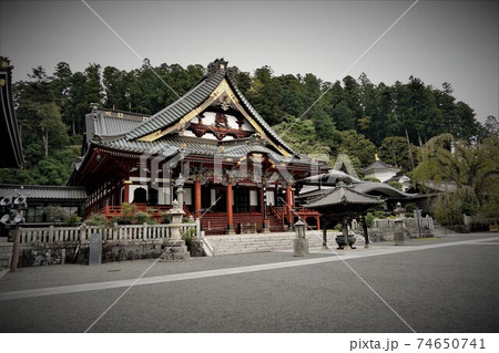 鎌倉時代に日蓮聖人によって開かれたお寺で日蓮宗の総本山です。（身延山久遠寺) 74650741