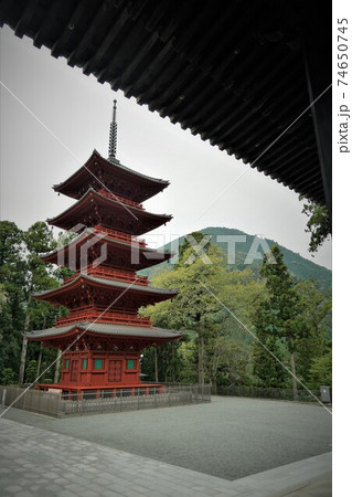 鎌倉時代に日蓮聖人によって開かれたお寺で日蓮宗の総本山です。(身延山久遠寺) 鎌倉時代に日蓮聖人によって開かれたお寺で日蓮宗の総本山です。(身延山久遠寺) 74650745