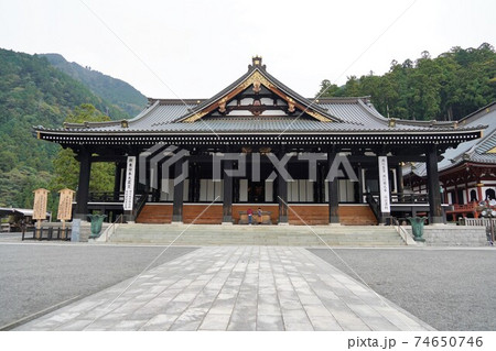 鎌倉時代に日蓮聖人によって開かれたお寺で日蓮宗の総本山です。（身延山久遠寺) 74650746