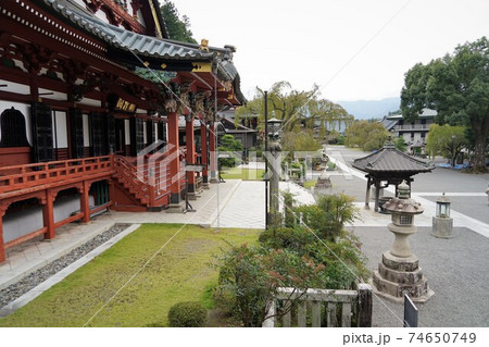 鎌倉時代に日蓮聖人によって開かれたお寺で日蓮宗の総本山です。（身延山久遠寺) 74650749