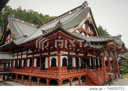 鎌倉時代に日蓮聖人によって開かれたお寺で日蓮宗の総本山です。(身延山久遠寺) 鎌倉時代に日蓮聖人によって開かれたお寺で日蓮宗の総本山です。(身延山久遠寺) 74650751