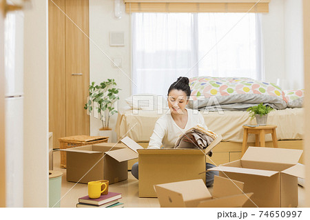 引越しをする若い女性 引越しをする若い女性 74650997