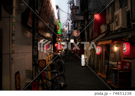 夕暮れの細い路地 夕暮れの細い路地 74651236