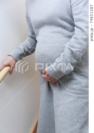 階段を降りる妊婦の女性 階段を降りる妊婦の女性 74651387