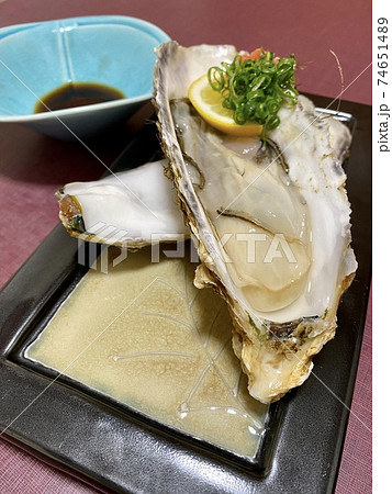生牡蠣をポン酢でいただく 74651489