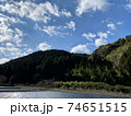 原風景の山並みと青空 74651515