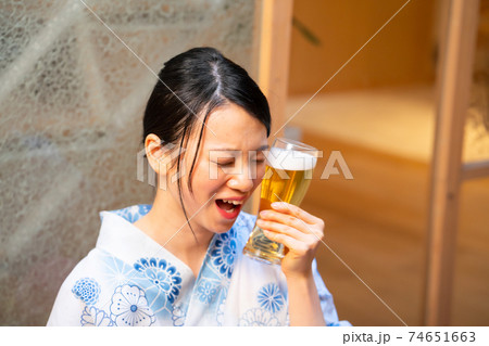 浴衣でビールを楽しむ女性 浴衣でビールを楽しむ女性 74651663
