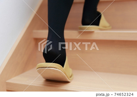 階段を上る女性の足 74652324