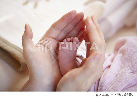 新生児の足と母の手 新生児の足と母の手 74653480