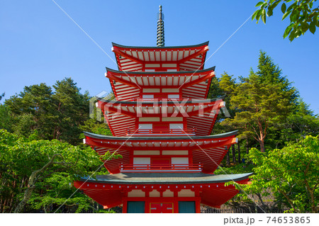 青空に赤が美しい新倉富士浅間神社五重塔 74653865