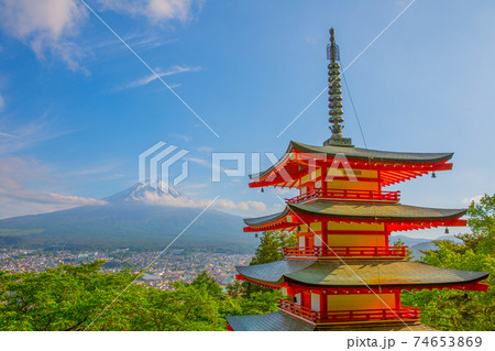 やわらかい青に映える五重塔　富士山 74653869