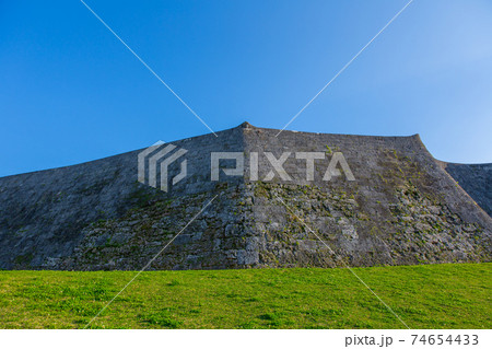 壁のような首里城の石垣 74654433