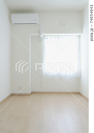 室内リフォーム後 シンプルな白いカーテンの部屋 アフター おしゃれ 仕事部屋 エアコンの写真素材