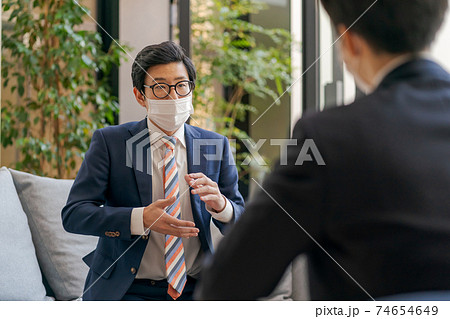 マスク越しで思いが伝わらないビジネスマン 74654649