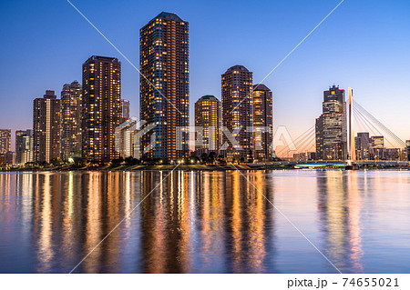 《東京都》東京タワーマンションの夜景・佃島 74655021