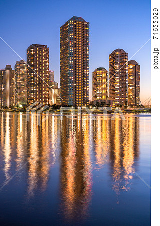 《東京都》東京タワーマンションの夜景・佃島 《東京都》東京タワーマンションの夜景・佃島 74655029