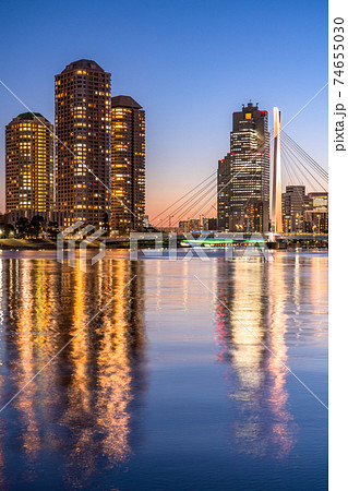 《東京都》東京タワーマンションの夜景・佃島 《東京都》東京タワーマンションの夜景・佃島 74655030