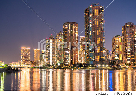 《東京都》東京タワーマンションの夜景・佃島 《東京都》東京タワーマンションの夜景・佃島 74655035