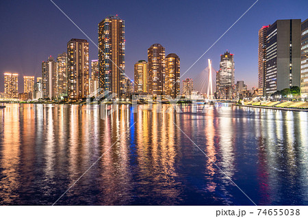 《東京都》東京タワーマンションの夜景・佃島 74655038
