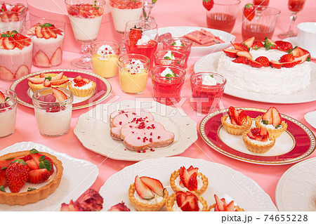 苺を使ったたくさんのスイーツ 74655228
