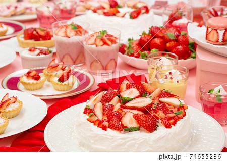 苺を使ったケーキやタルト　ムースやマカロンのイメージ 74655236