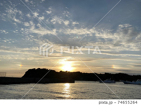 彩雲？太陽の左右に虹色の雲 74655264