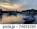 港で休む船たち 74655265
