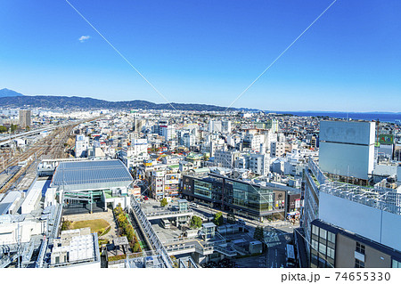 【神奈川県】綺麗な青空と小田原駅周辺の街並み 74655330
