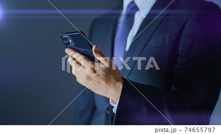 ビジネスイメージ　スマートフォンの操作 74655797