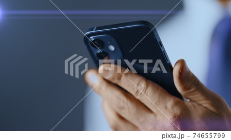 ビジネスイメージ スマートフォンの操作 ビジネスイメージ スマートフォンの操作 74655799