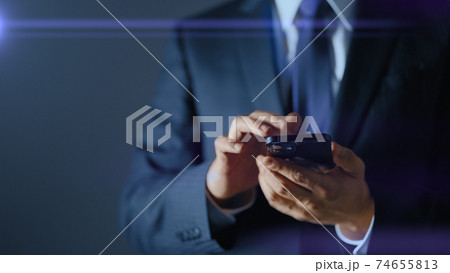 ビジネスイメージ　スマートフォンの操作 74655813