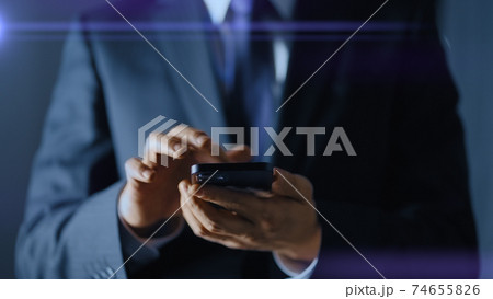 ビジネスイメージ　スマートフォンの操作 74655826