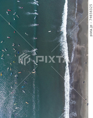 2月神奈川・藤沢市　片瀬海岸西浜（鵠沼海水浴場）のサーファー俯瞰 74656325