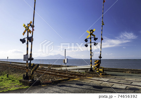 晴天の青空に白い雲有明海の青い海が見える三角線の踏切風景 晴天の青空に白い雲有明海の青い海が見える三角線の踏切風景 74656392