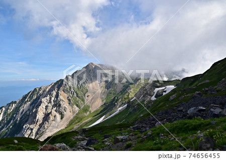 夏の白馬岳　白馬岳頂上宿舎付近から眺める白馬三山　杓子岳、白馬鑓ヶ岳と稜線 74656455