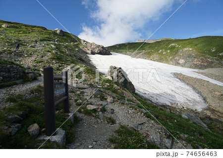 夏の白馬岳 白馬岳頂上宿舎付近から眺める白馬山荘と雪渓 夏の白馬岳 白馬岳頂上宿舎付近から眺める白馬山荘と雪渓 74656463