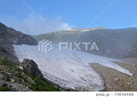 夏の白馬岳 白馬岳頂上宿舎付近から眺める白馬山荘と雪渓 夏の白馬岳 白馬岳頂上宿舎付近から眺める白馬山荘と雪渓 74656488