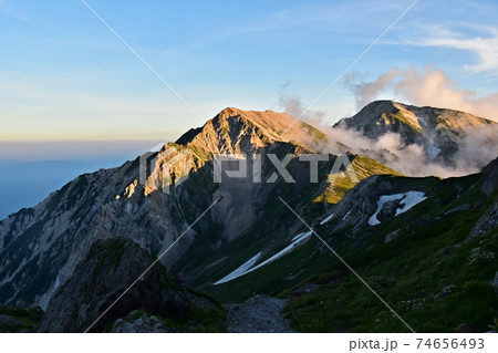 夏の白馬岳　夕陽に照らされる白馬三山　杓子岳、白馬鑓ヶ岳 74656493